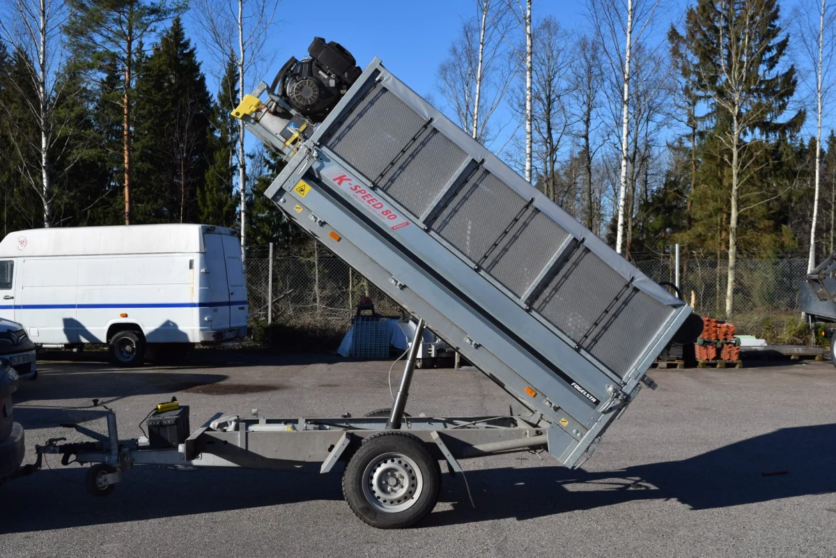 Lövsugsvagnen med flaket tippat bakåt